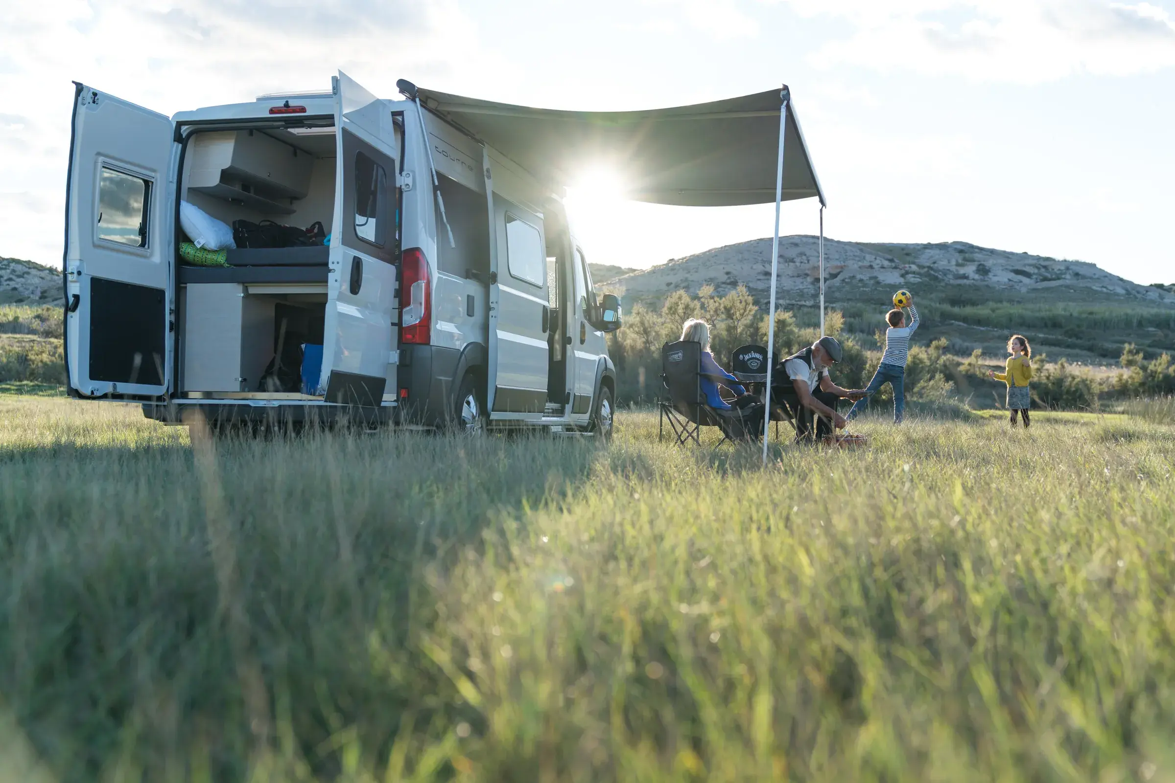 Tourne med markise ute i gresset