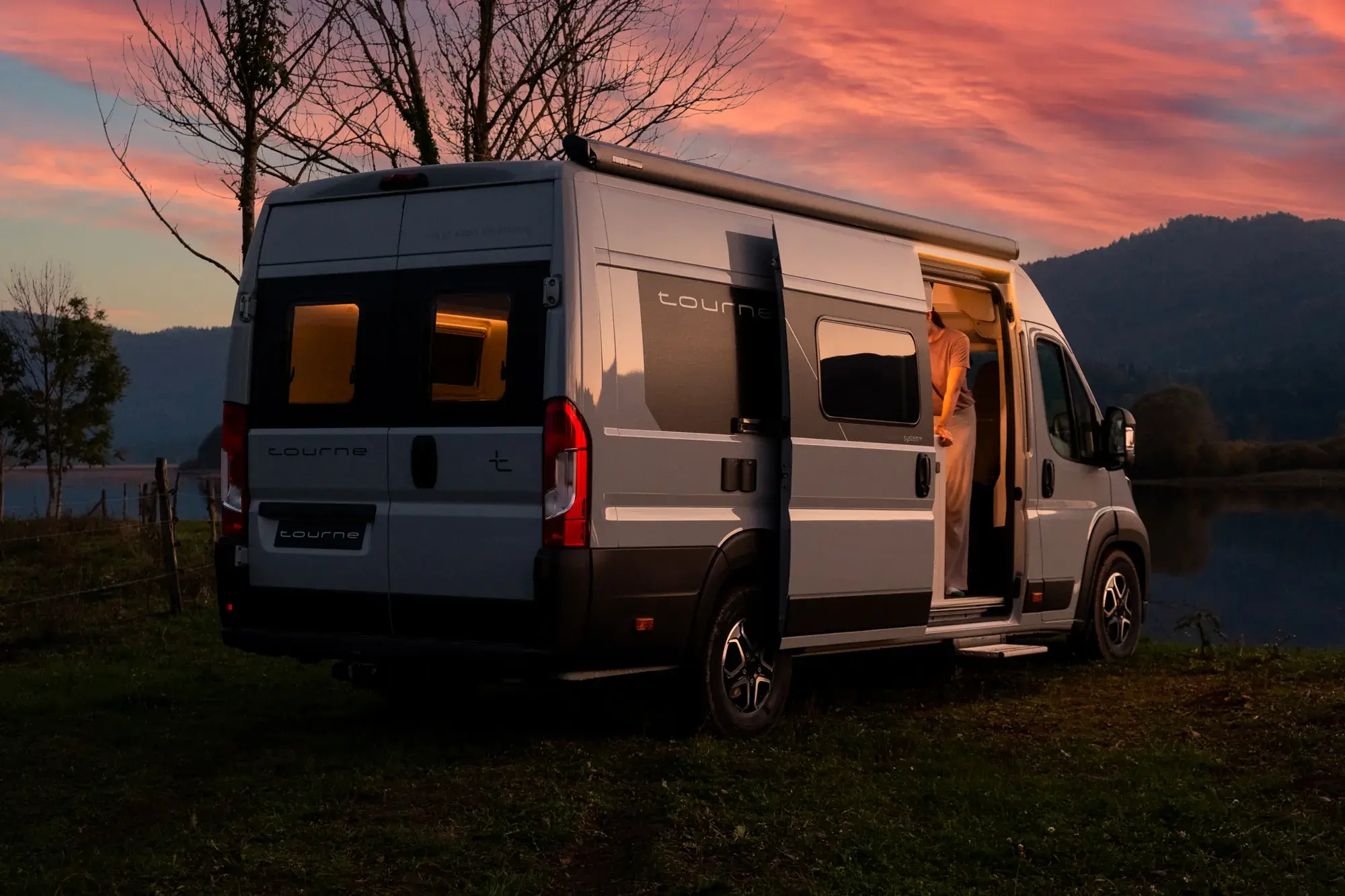 Tourne ved innsjø i solnedgang