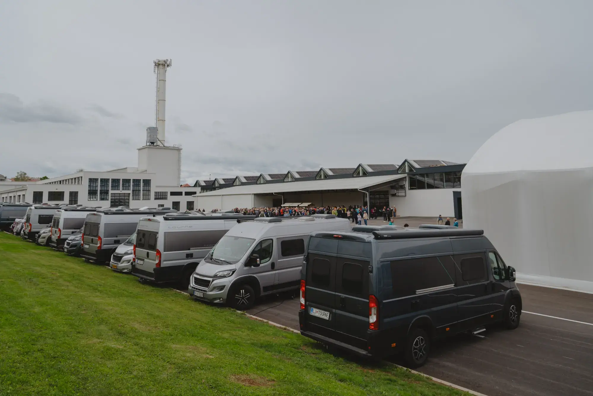 Besøkende på fabrikkdagene hos Tourne