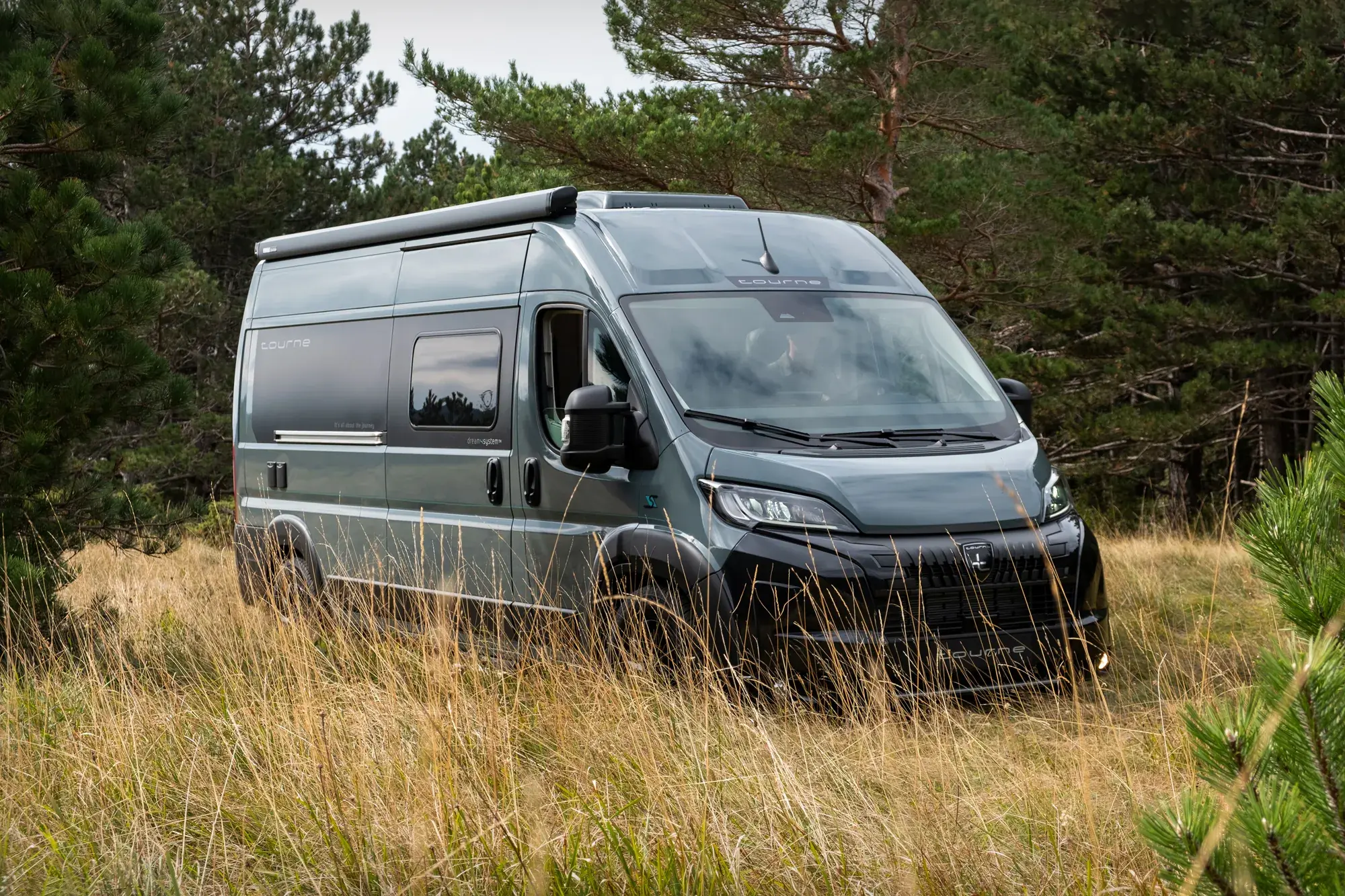 To Tourne campervans i høyfjellsterreng