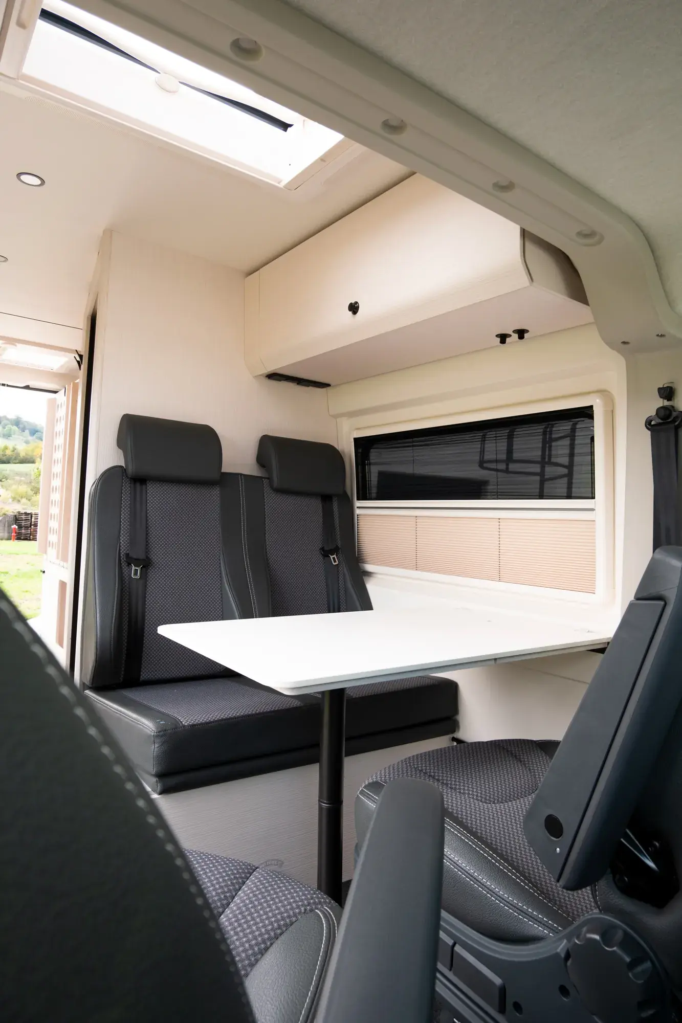 Spiseplass med bord og sitteplasser i Tourne Select