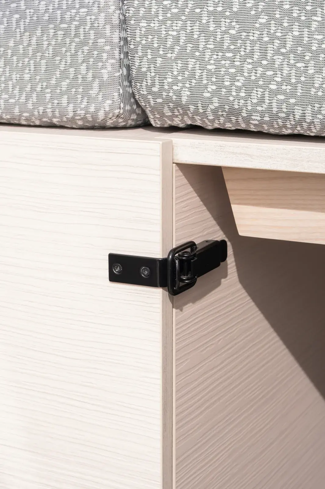 Uttrekkbar skuffemodul under sitteplassen