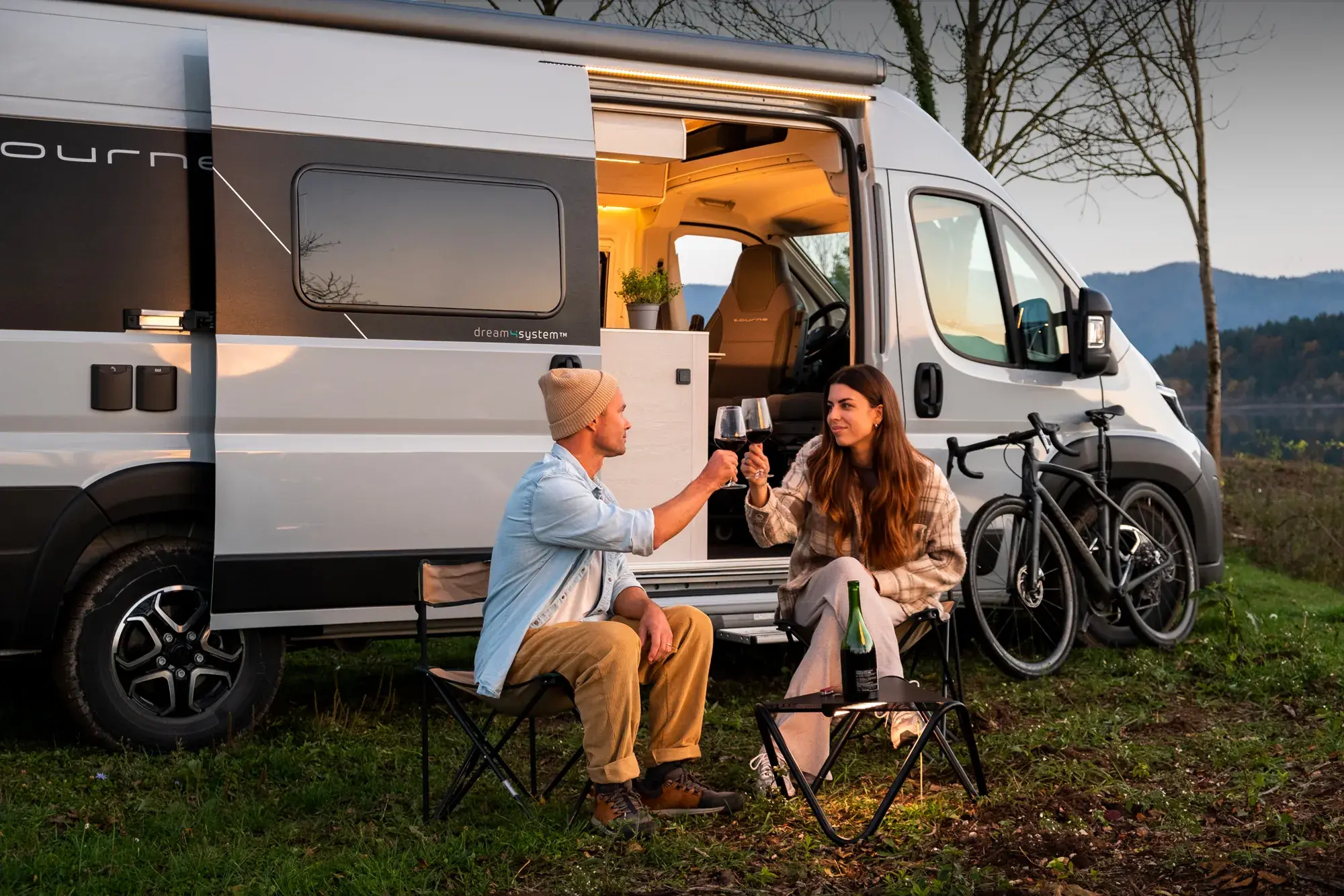 To personer sitter i campingstoler ved siden av en Tourne